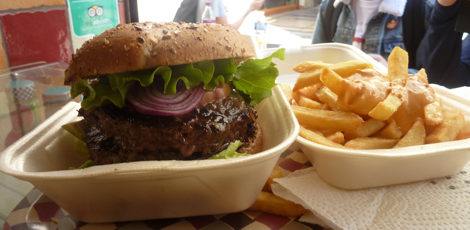 Burger et frites avec leur sauce